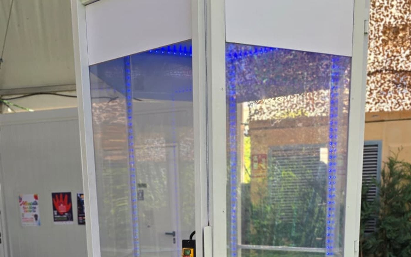 Cabina de viento montada sobre césped artificial en el jardín de una finca