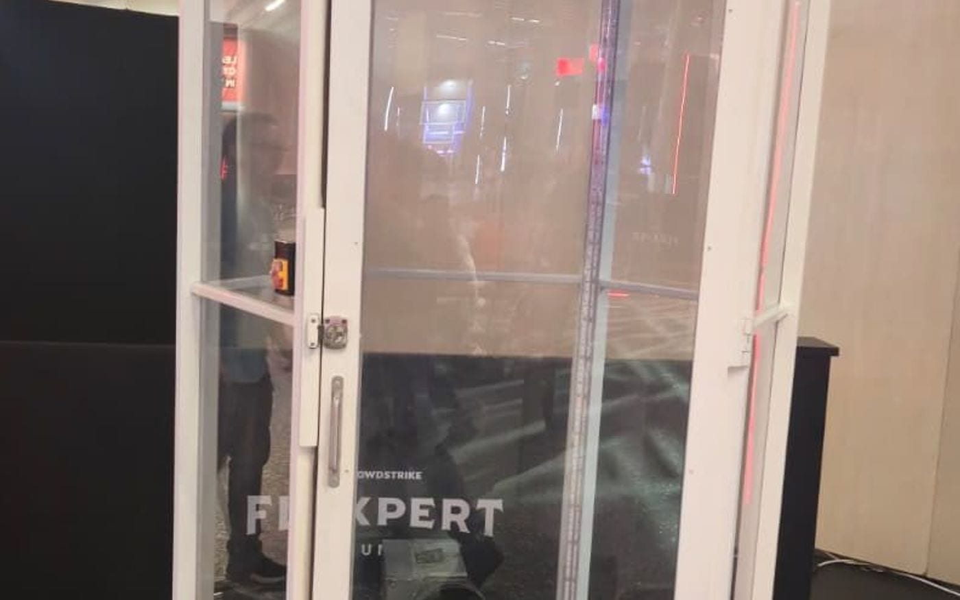 Cabina de viento con rotulación sobria en el stand de una feria profesional
