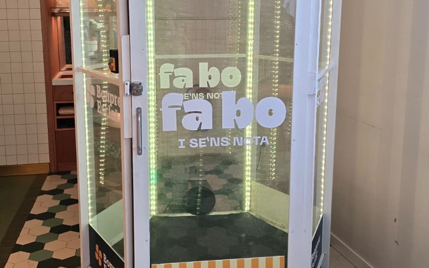 Cabina de viento con luz verde rotulada para una cadena de supermercados