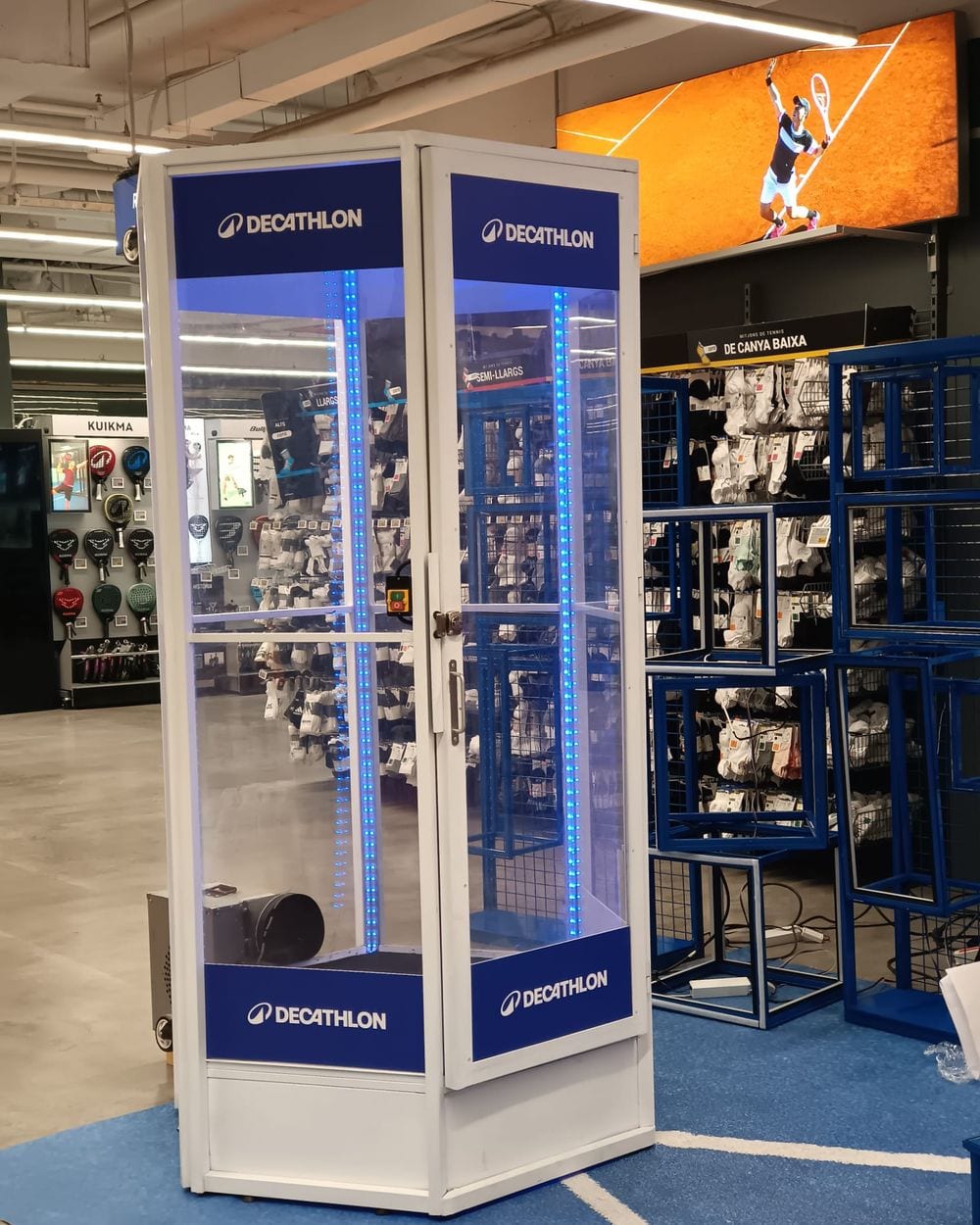 Cabina de viento montada en el pasillo central de una gran superficie deportiva